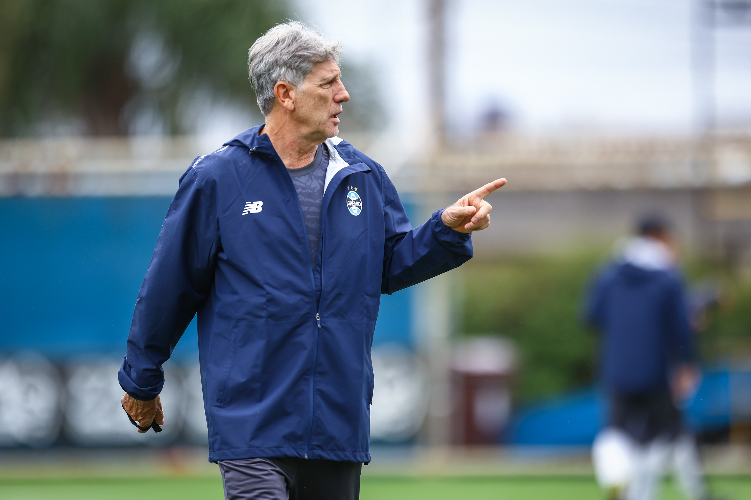Renato comanda trabalho tático com elenco