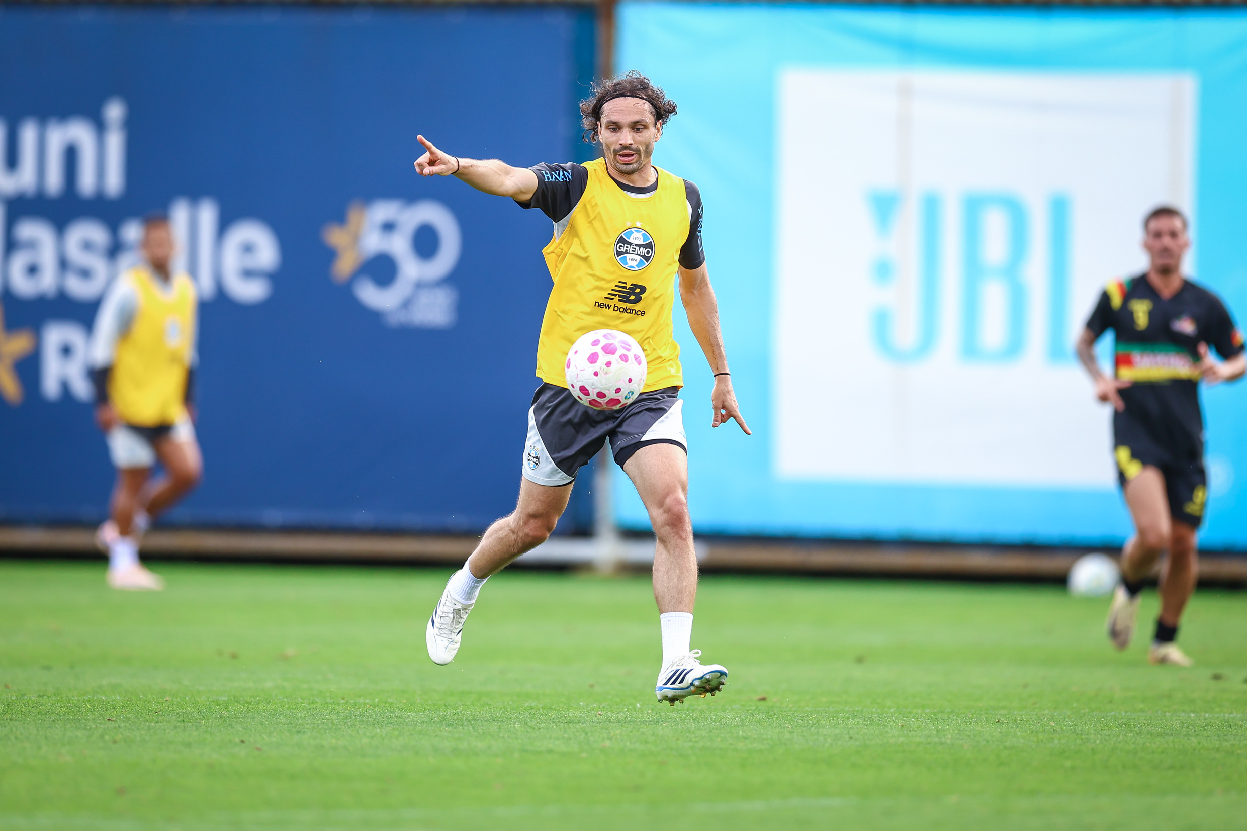 Elenco realiza jogo-treino no CT
