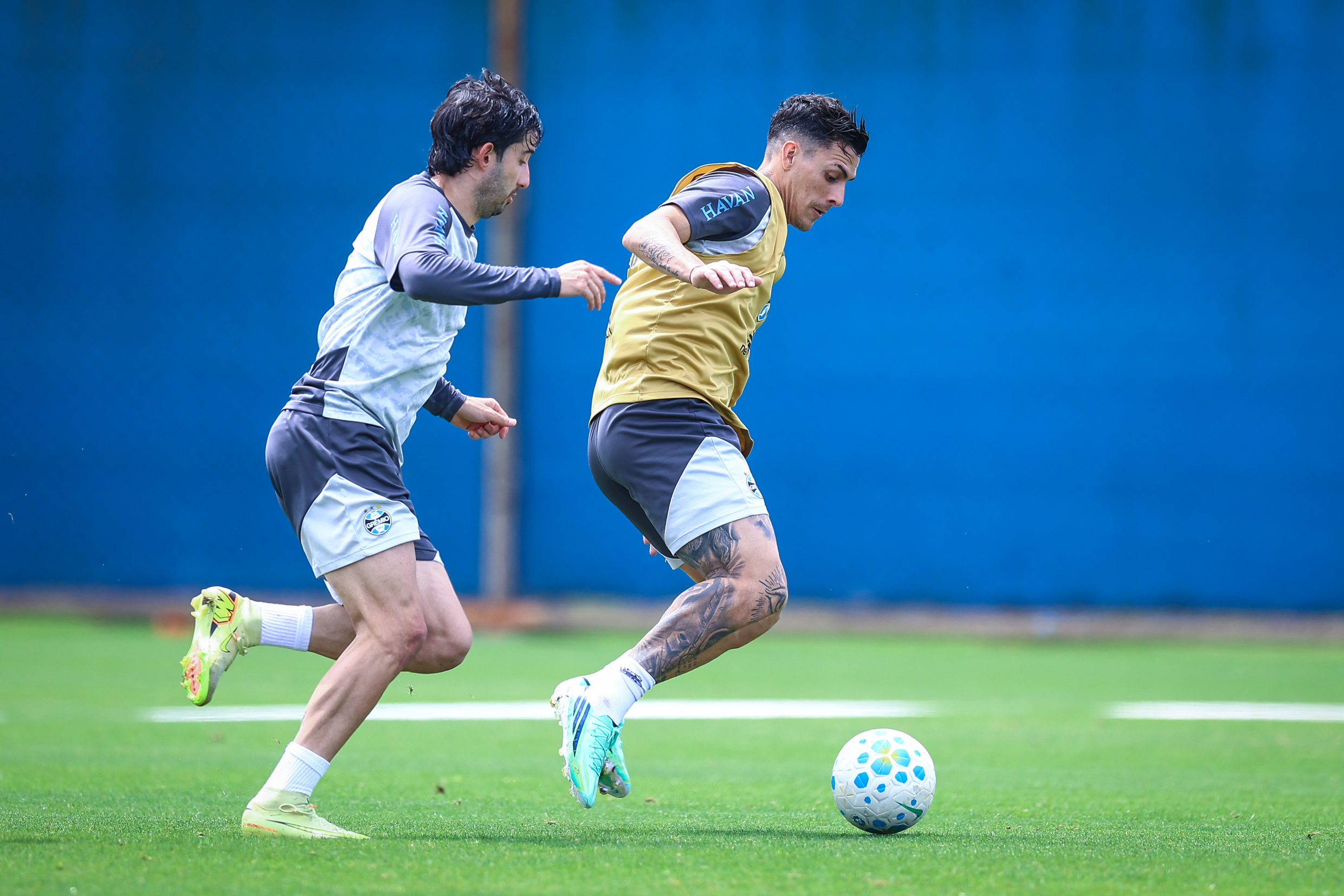 Manhã de treinos físicos e técnicos no CT Luiz Carvalho