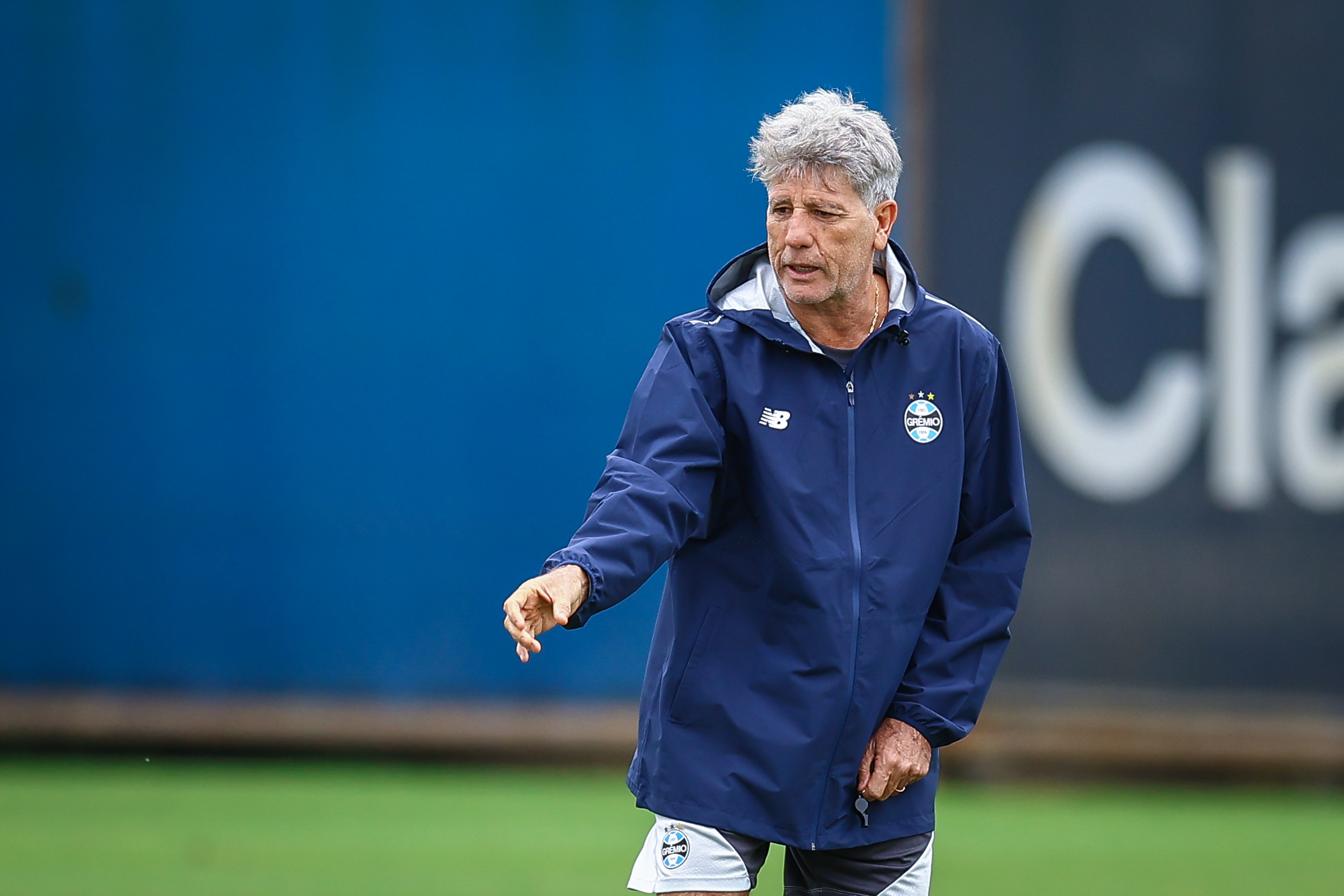 Grêmio faz último treino e viaja para Curitiba