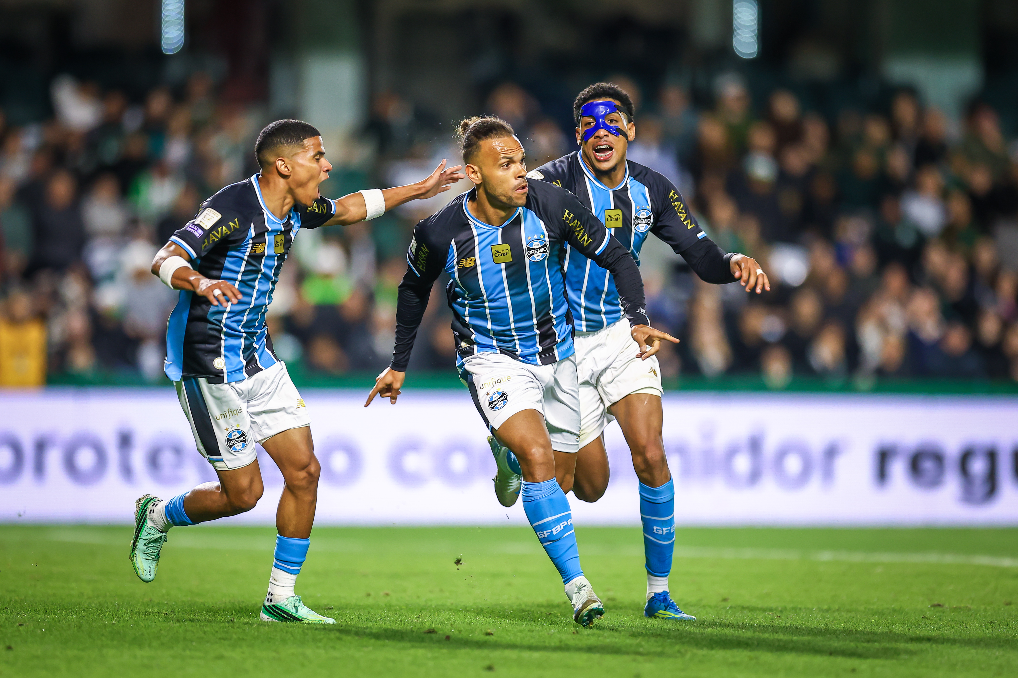 Grêmio vence Coritiba no Couto Pereira